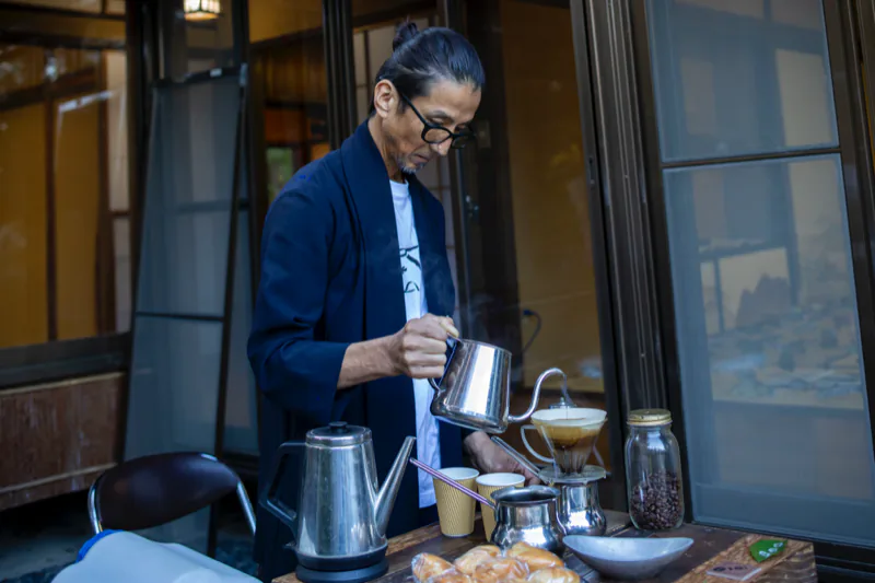 The pop-up café in the hut