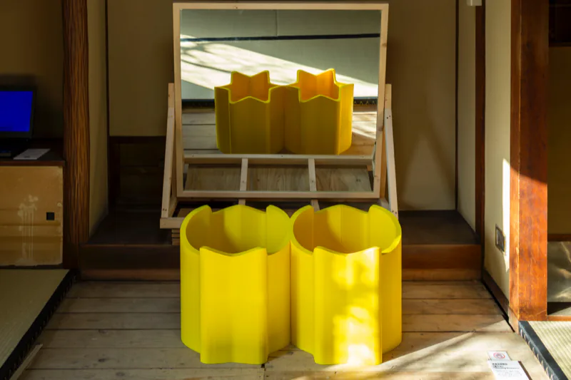 “Transforming three-dimensional object (stars and circles)”: a yellow object and a mirror