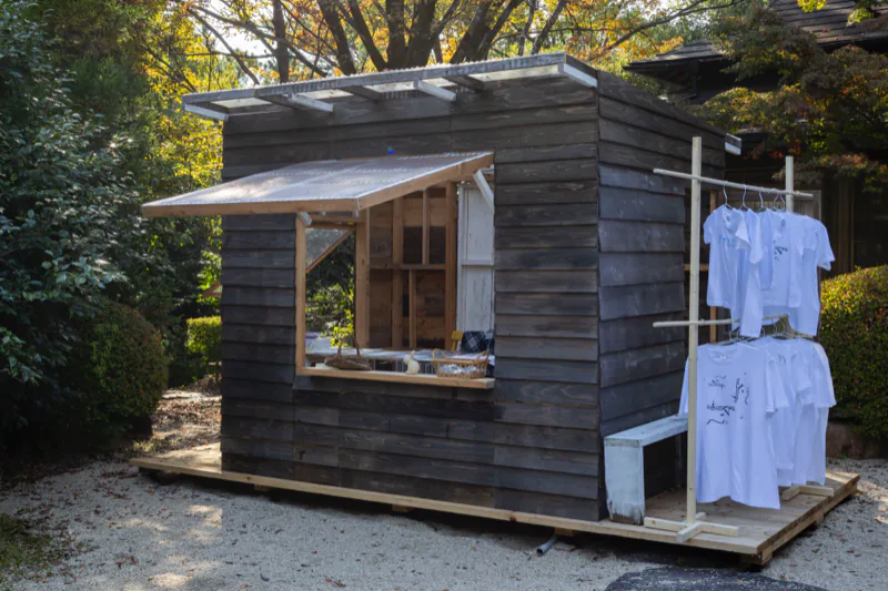 The hut in the courtyard and T-shirts